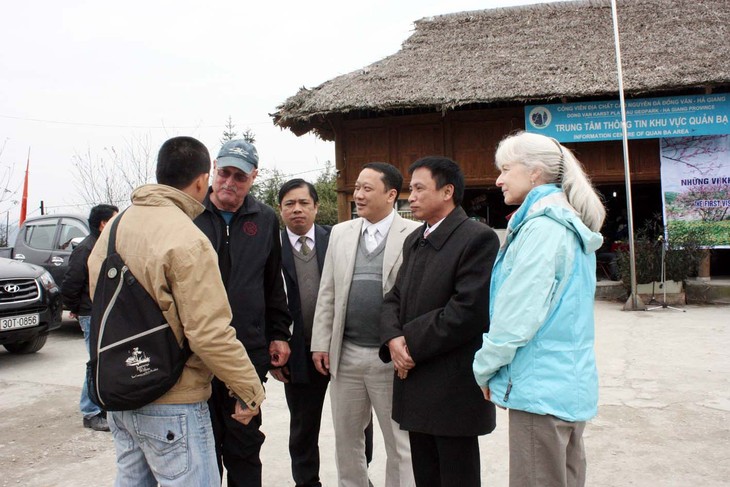 Les premiers touristes étrangers à poser pied sur le sol vietnamien en 2013 - ảnh 2